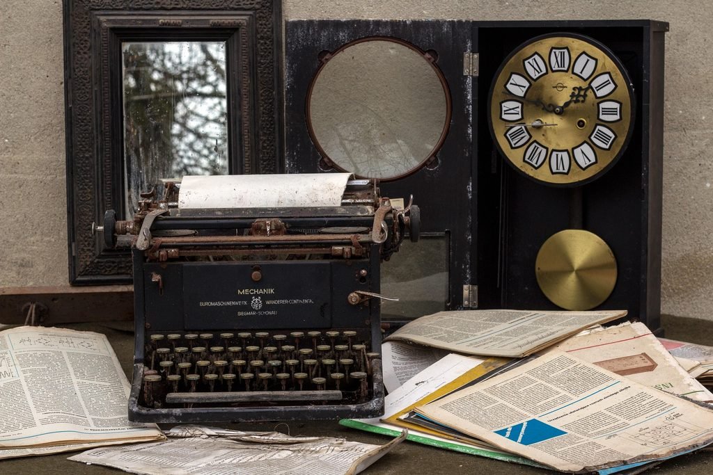 picture of a very old style typewriter